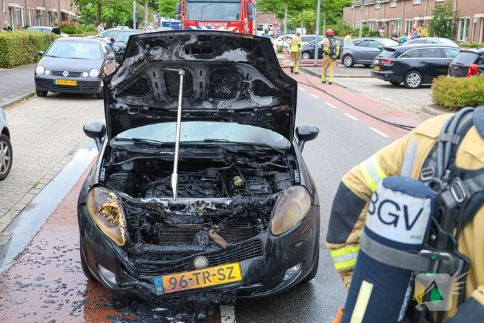 Auto vliegt in brand tijdens rijden
