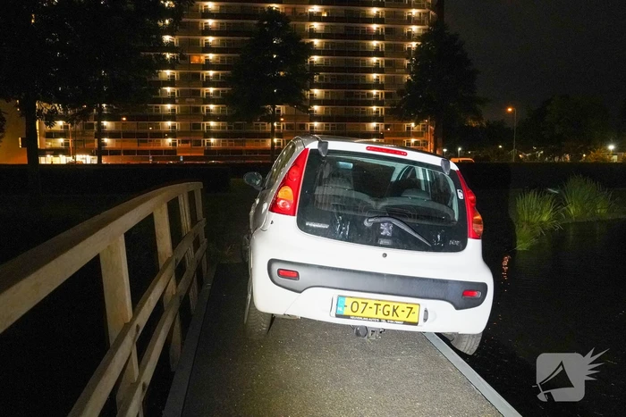 Auto vast op voetgangersbrug