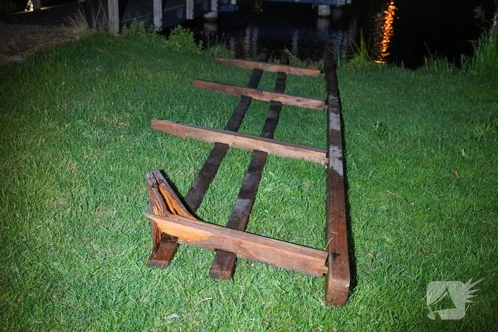 Auto vast op voetgangersbrug