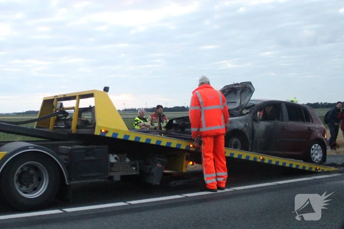 Personenauto uitgebrand op snelweg