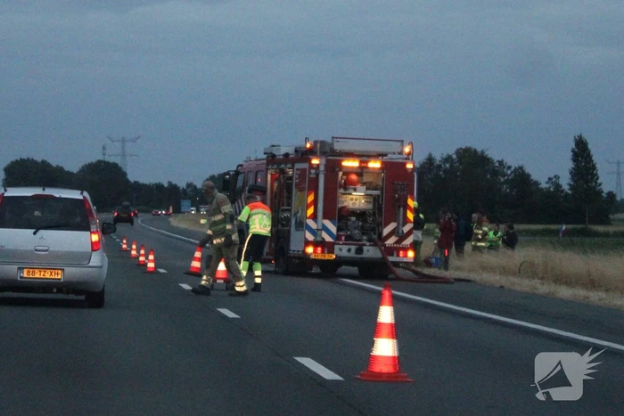 Personenauto uitgebrand op snelweg