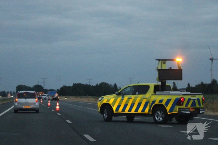 Personenauto uitgebrand op snelweg