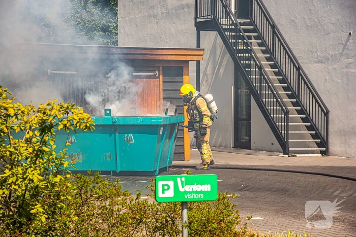 Brand in bouwcontainer slaat over naar opslaghok