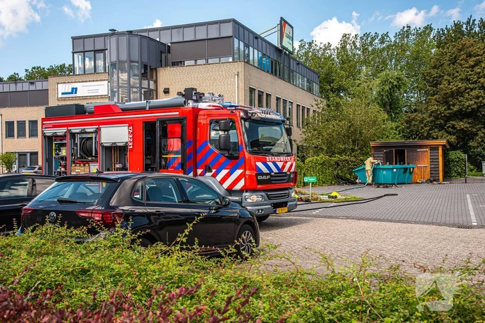 Brand in bouwcontainer slaat over naar opslaghok