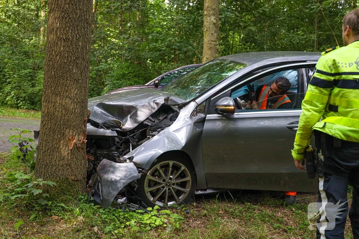 Automobilist komt tegen boom tot stilstand
