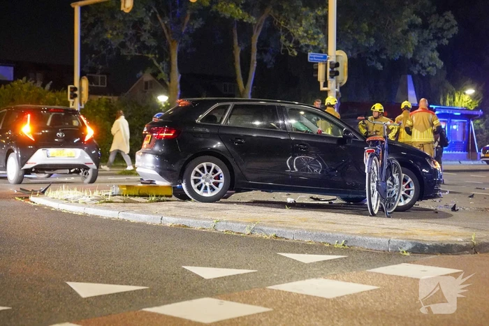 Twee auto's tegen elkaar op de kruising