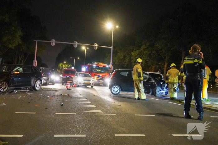 Twee auto's tegen elkaar op de kruising