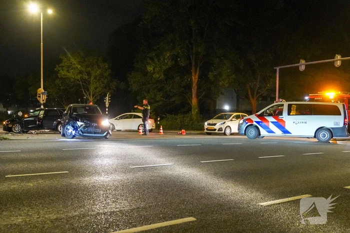 Twee auto's tegen elkaar op de kruising