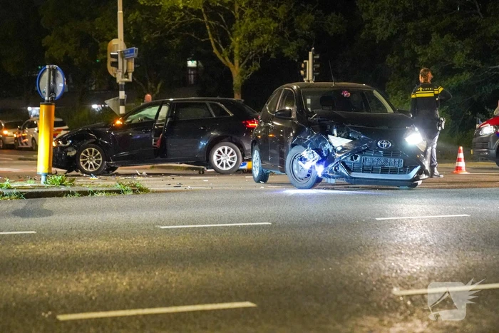 Twee auto's tegen elkaar op de kruising