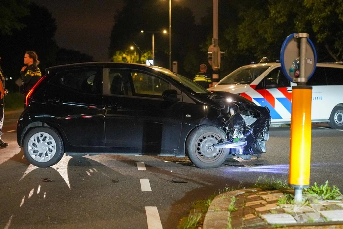 Twee auto's tegen elkaar op de kruising