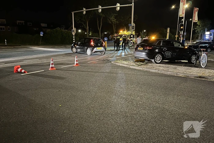 Twee auto's tegen elkaar op de kruising