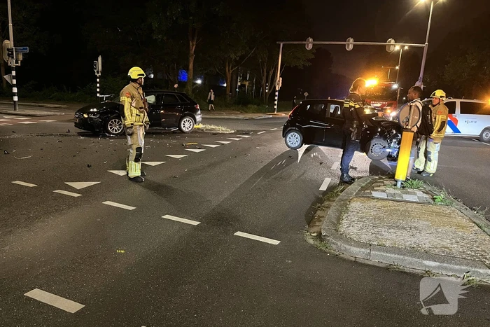 Twee auto's tegen elkaar op de kruising