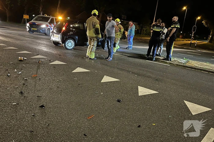 Twee auto's tegen elkaar op de kruising