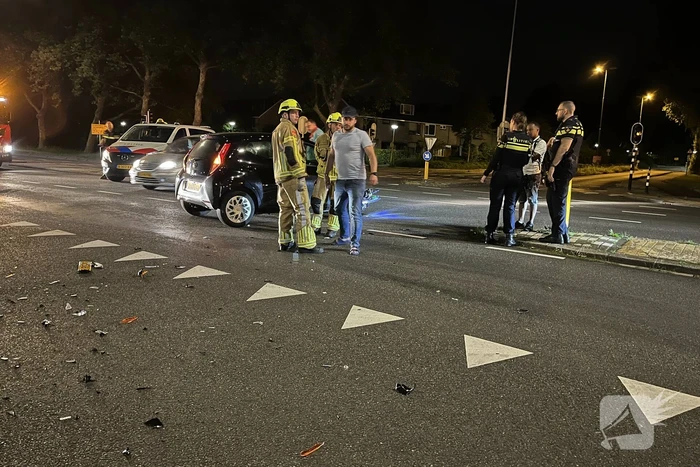 Twee auto's tegen elkaar op de kruising