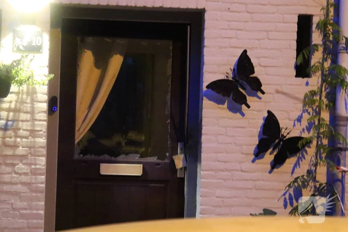 Explosie bij voordeur van woning