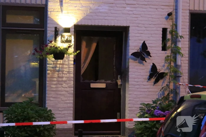 Explosie bij voordeur van woning
