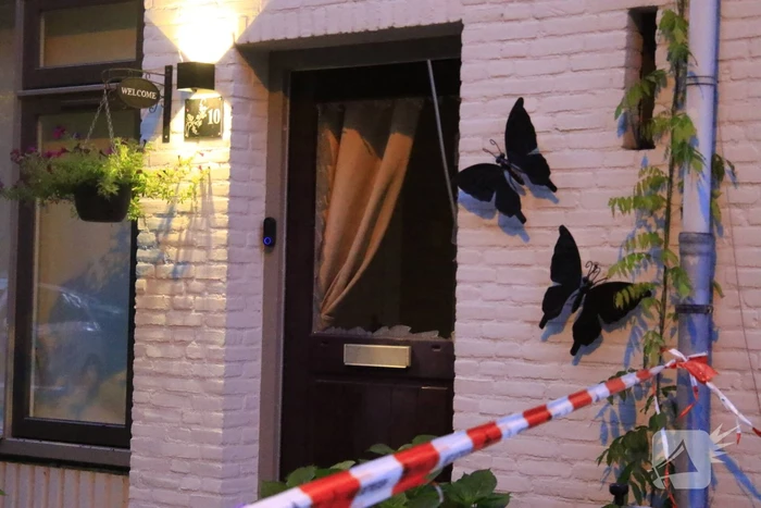 Explosie bij voordeur van woning