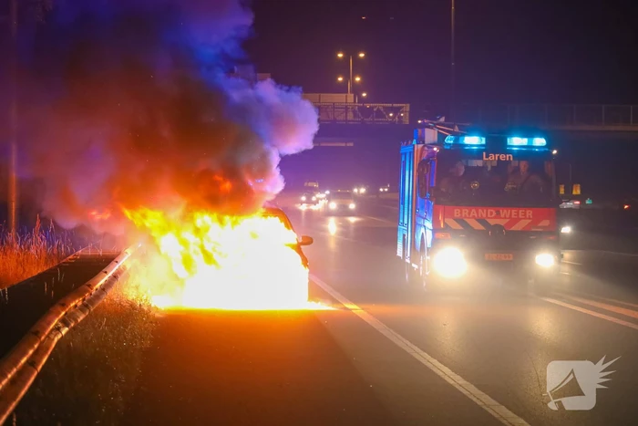 Auto vliegt op snelweg in brand