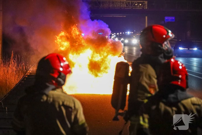 Auto vliegt op snelweg in brand