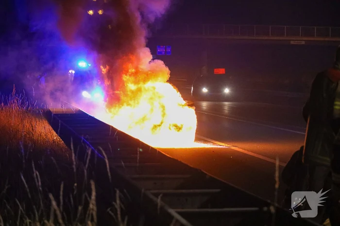 Auto vliegt op snelweg in brand