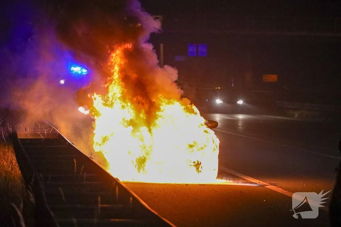 Auto vliegt op snelweg in brand