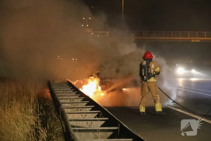 Auto vliegt op snelweg in brand