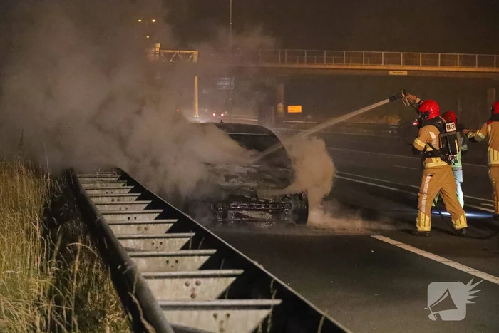 Auto vliegt op snelweg in brand