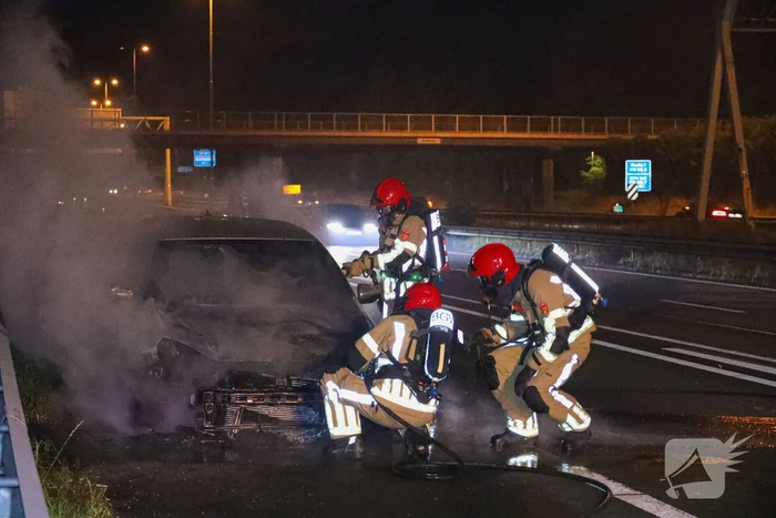 Auto vliegt op snelweg in brand