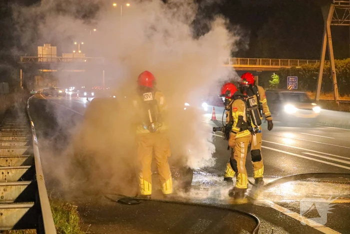 Auto vliegt op snelweg in brand