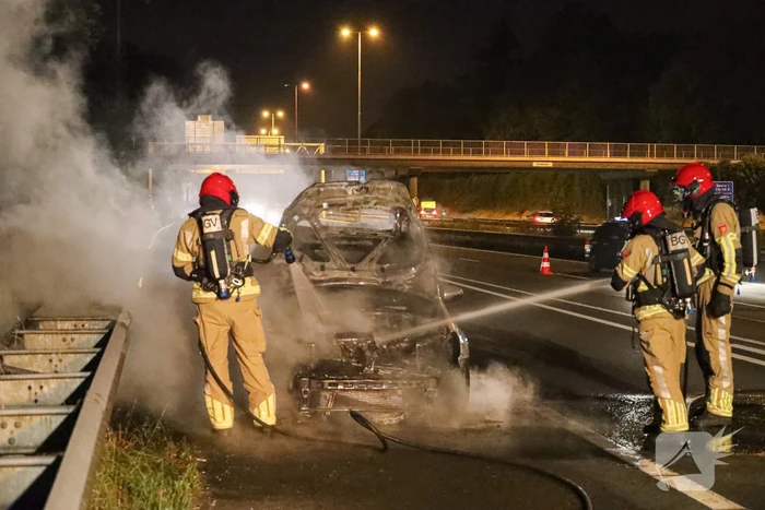 Auto vliegt op snelweg in brand