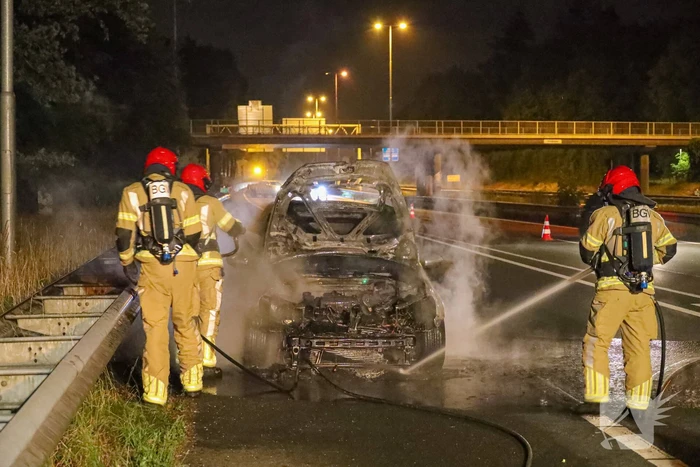 Auto vliegt op snelweg in brand