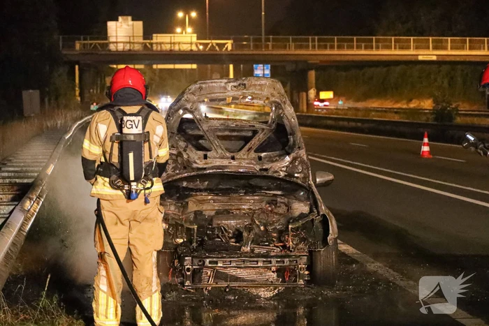 Auto vliegt op snelweg in brand