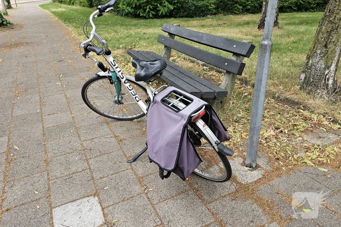 Fietser en scooterrijder botsen op kruispunt