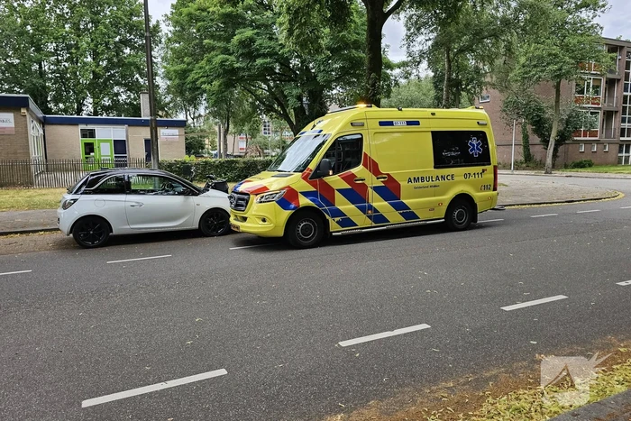 Fietser en scooterrijder botsen op kruispunt