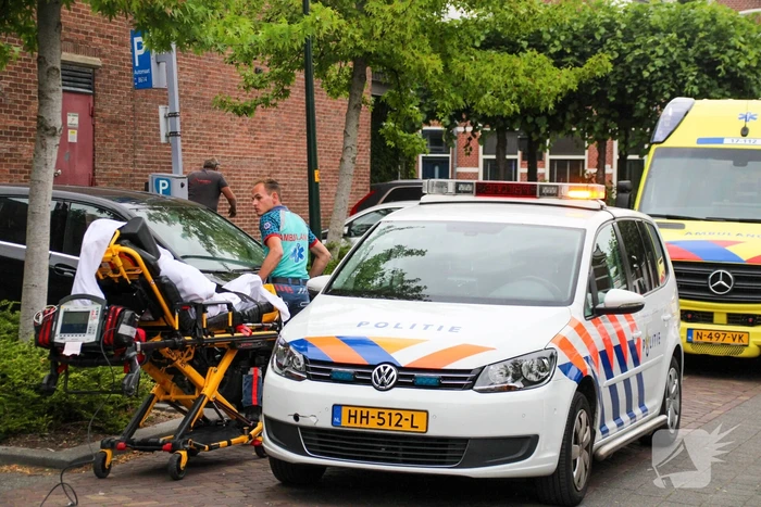 Inparkende automobilist rijdt vrouw aan