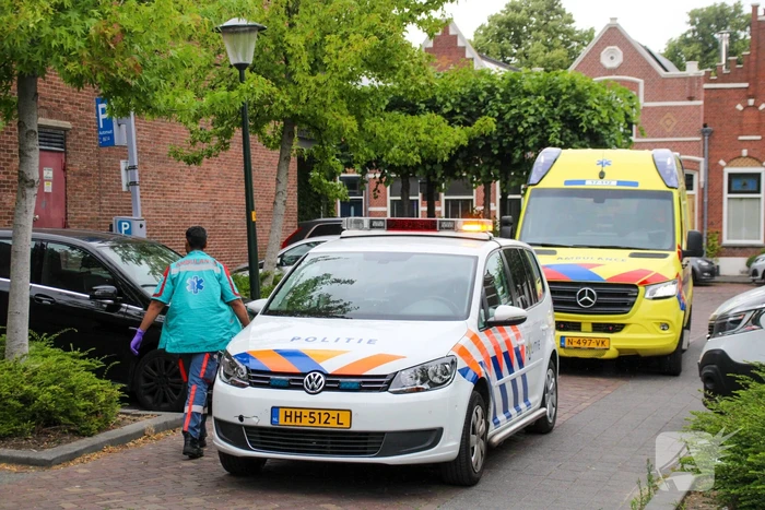 Inparkende automobilist rijdt vrouw aan