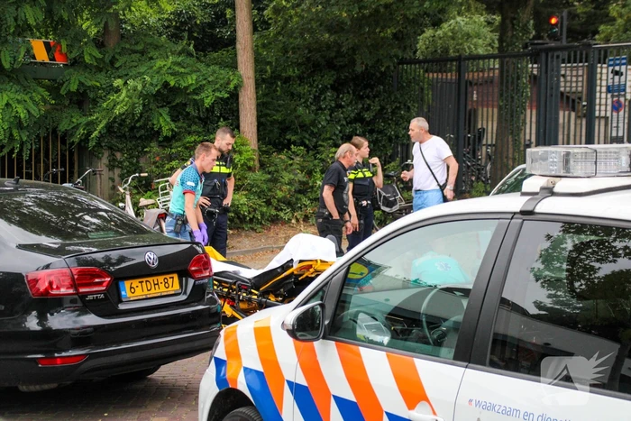 Inparkende automobilist rijdt vrouw aan