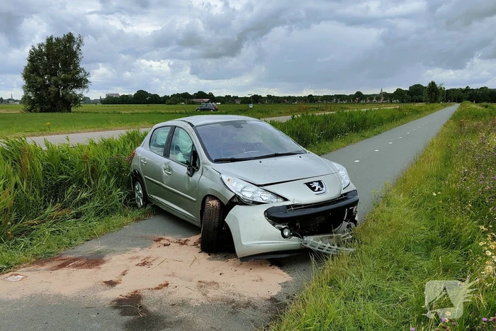 Auto loopt forse schade op nadat die van de weg raakt