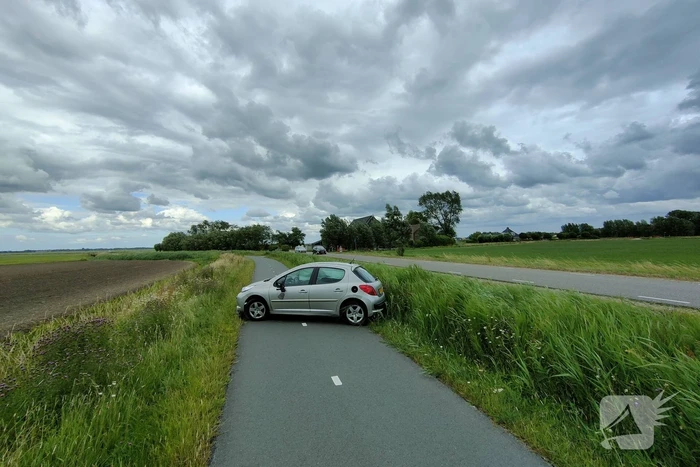 Auto loopt forse schade op nadat die van de weg raakt