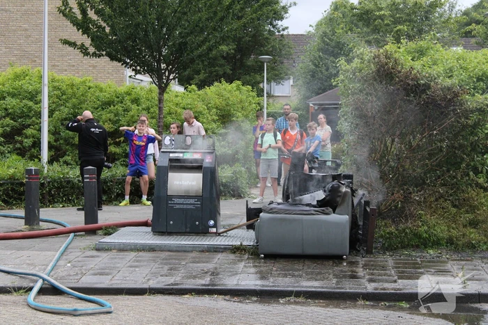 Afval en container in brand gestoken