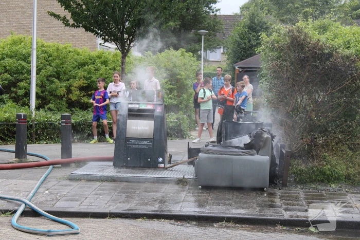 Afval en container in brand gestoken