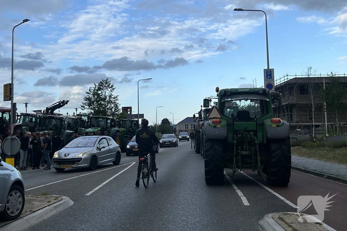 Boeren met traktoren naar gemeentehuis
