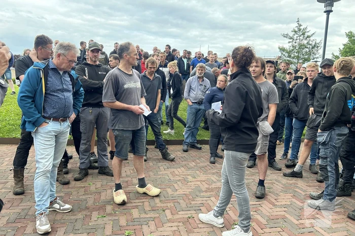 Boeren met traktoren naar gemeentehuis