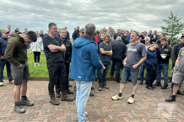 Boeren met traktoren naar gemeentehuis