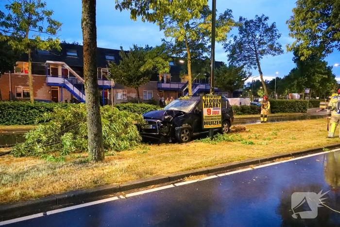 LPG-tank auto lek na botsing met boom