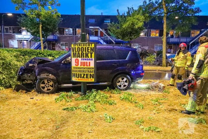 LPG-tank auto lek na botsing met boom