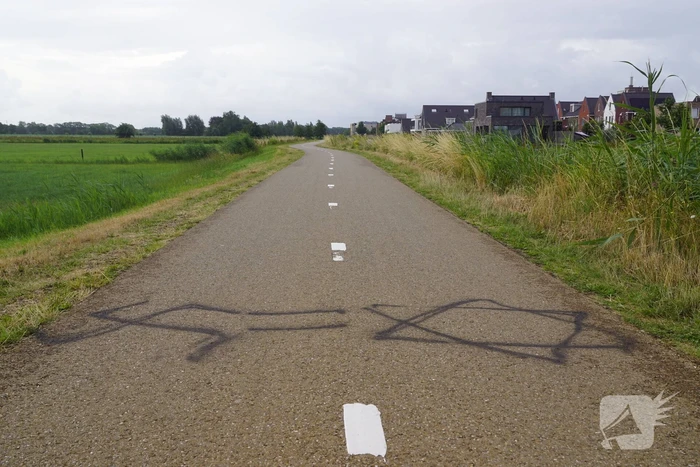 Fietspad voorzien van aanstootgevende tekeningen