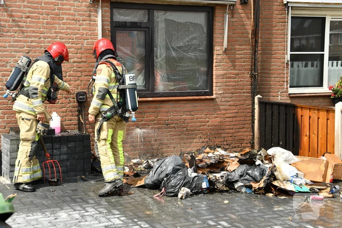 Woningbrand blijk afval in voortuin