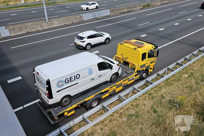 Bestelbus botst achterop personenauto