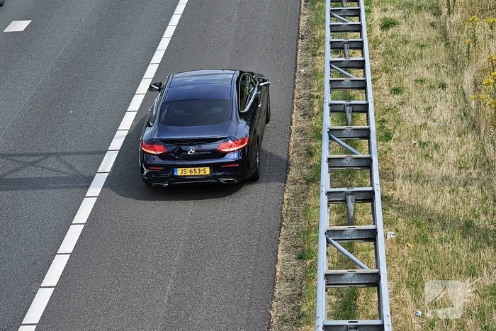 Bestelbus botst achterop personenauto